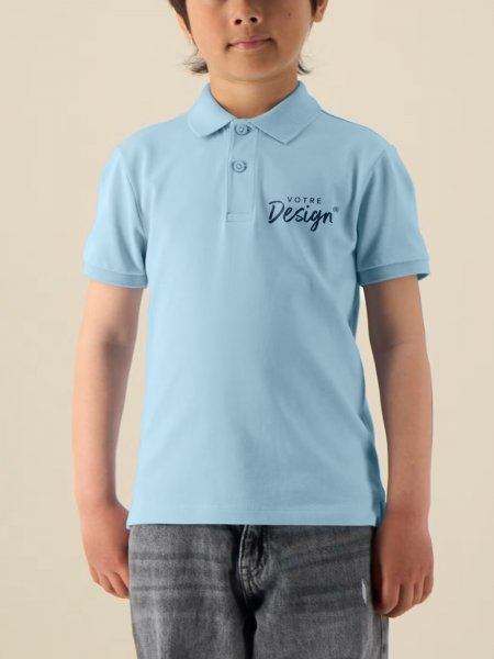 Petit garçon portant le polo manches courtes pour enfant Mini Sprinter en coloris sky blue avec votre design