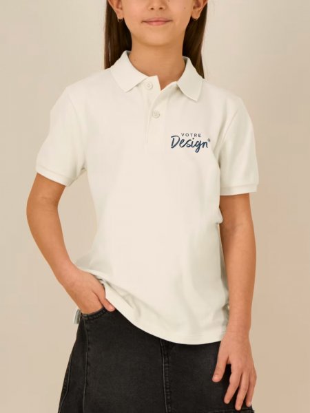 Petite fille portant le polo manches courtes pour enfant Mini Sprinter en coloris natural raw avec votre design