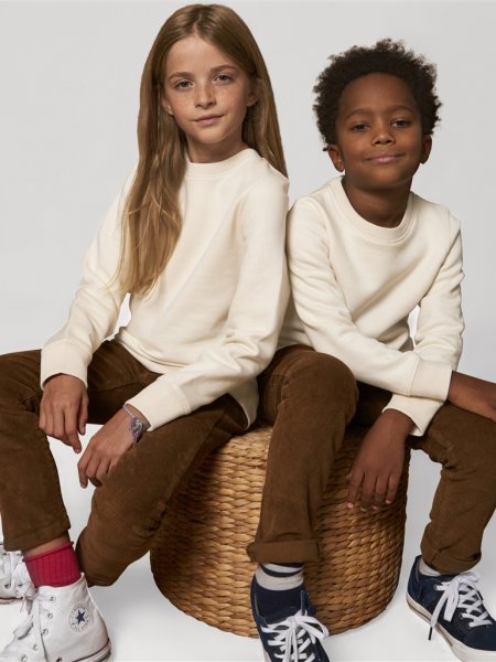 Deux enfants posent avec le sweat col rond Mini Changer en coton bio en coloris Natural Raw