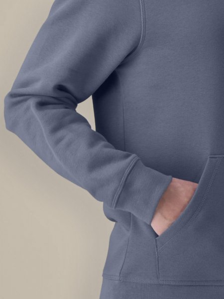 Mannequin homme de face zoomer sur les détails de l'avant portant le sweat unisexe drummer couleur blue grey