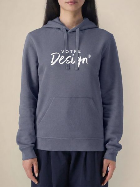 Mannequin femme de face portant le sweat unisexe drummer couleur blue grey