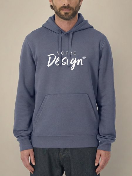 Mannequin homme de face portant le sweat unisexe drummer couleur blue grey