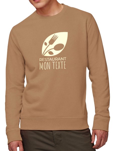 Le sweat STSU811 à personnaliser en coloris Camel Le mannequin homme porte le sweat à col rond en coton bio à personnaliser STSU811 en coloris Camel.