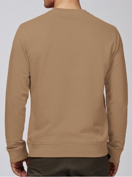 Vue de dos du sweat à personnaliser STSU811 en coloris Camel Le mannequin homme porte le sweat à col rond en coton bio à personnaliser STSU811 de dos en coloris Camel.