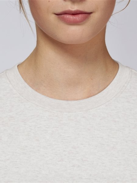 Zoom sur le col rond du STSU811 en coloris Cream Heather Grey Zoom sur le col rond du sweat en coton bio à personnaliser STSU811 en coloris Cream Heather Grey