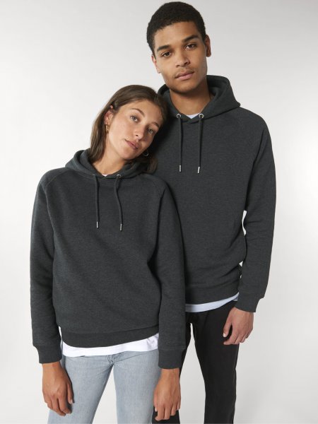 Un homme et une femme portent les sweats unisexes Sider en coloris Dark Heather Grey