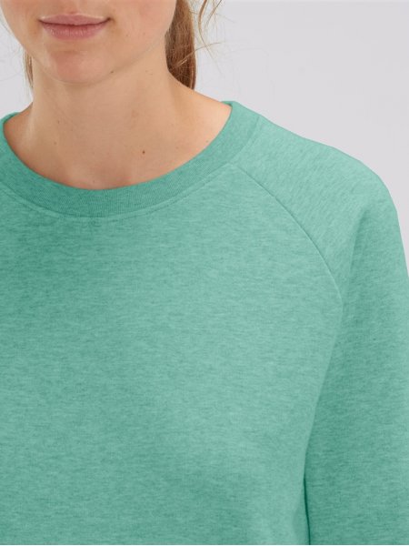 Détails col et épaule raglan sweat Tripster coloris Mid Heather Green Zoom sur les détails du col et de l'épaule raglan du sweat femme Tripster en coloris Mid Heather Green
