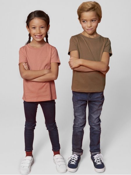 Deux enfants portent des t-shirts bio Mini Creator en coloris Rose Clay et Caramel