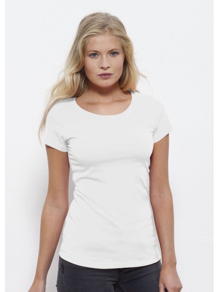 Le t-shirt bio STTW028 à personnaliser en coloris White Le mannequin porte le t-shirt bio STTW028 à personnaliser en coloris White