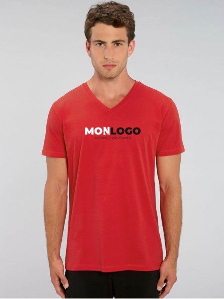 T-shirt col V Presenter en coloris Red avec exemple de logo imprimé, porté par un homme