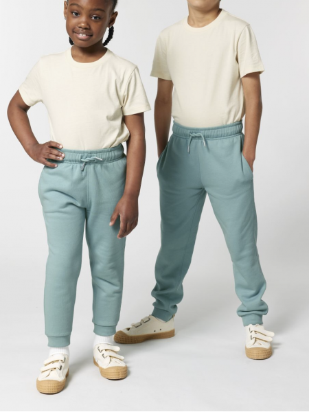 Deux enfants, fille et garçon portant le même jogging bleu Mini mover 2.0 à personnaliser