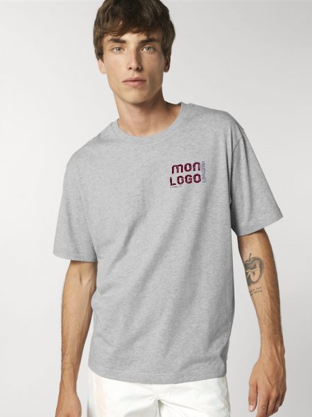 T-shirt large Fuser en coloris Heather Grey avec exemple de logo imprimé, porté par un homme