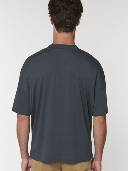 Vue de dos du t-shirt oversized Blaster en coloris India Ink Grey porté par un homme