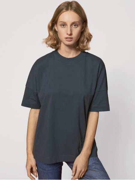 T-shirt oversized Blaster en coloris India Ink Grey porté par une femme