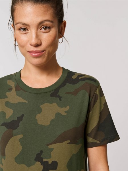 Détails col et manche T-shirt unisexe Creator en coton bio motif Camouflage