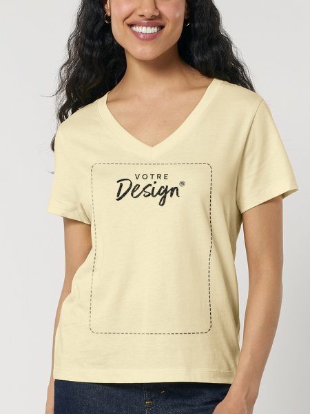 Femme portant le t-shirt Stanley / Stella Rocker référence STTW176 de couleur Butter de face