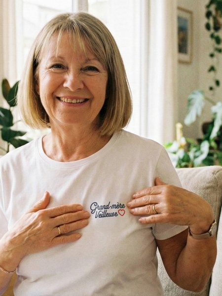 mannequin femme de face portant le T-shirt femme Grand-mère veilleuse