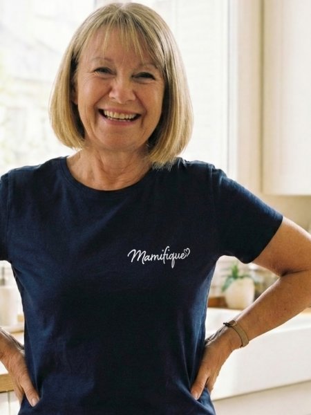 mannequin femme de face portant T-shirt femme Mamifique mannequin femme de face portant T-shirt femme Mamifique