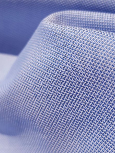 Zoom sur le tissu Oxford, mélange de fils teintés et fils blancs pour un aspect texturé