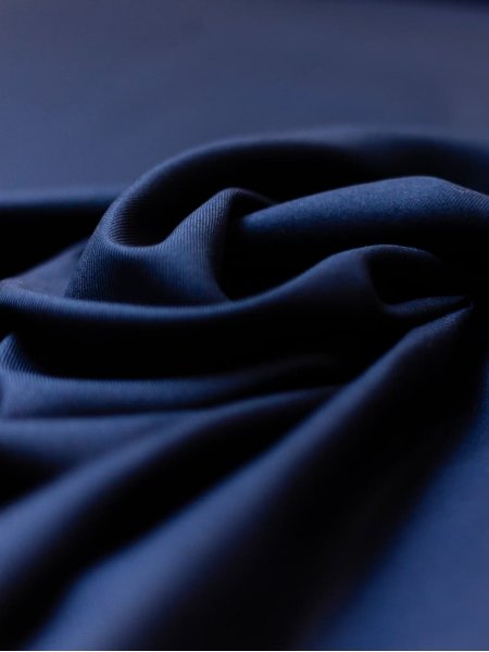 Zoom sur le tissu coton Twill en coloris French Navy