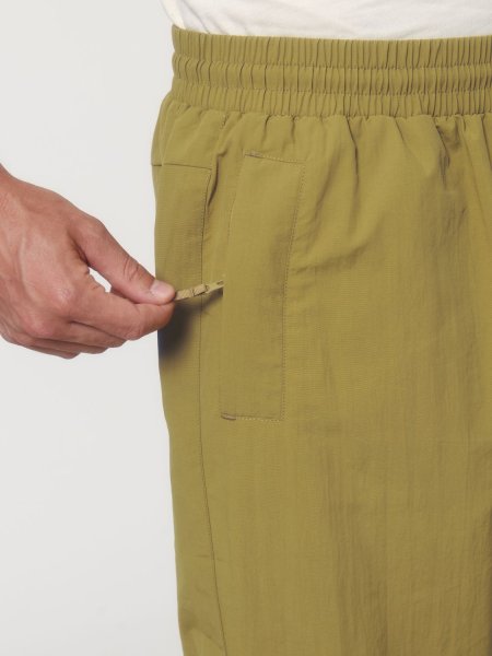 Pantalon léger recyclé Tracker Trouser en coloris Olive Oil