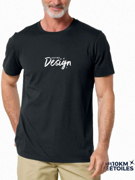 mannequin homme de face portant le T-shirt Unisexe coton bio 10 km des Étoiles personnalisable mannequin homme de face portant le T-shirt Unisexe coton bio 10 km des Étoiles personnalisable