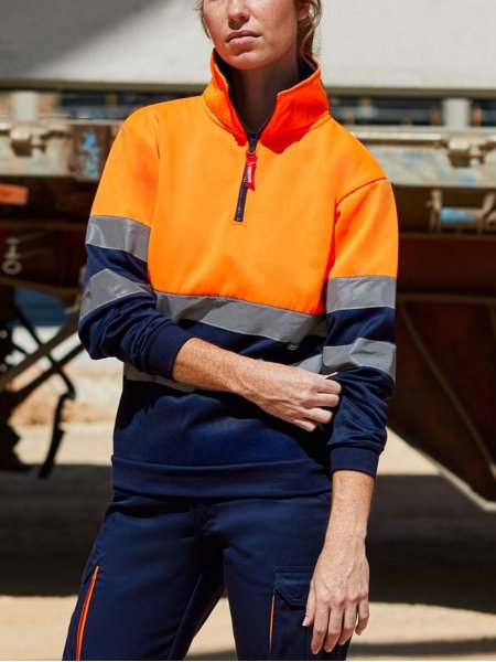 Sweat col zippé haute visibilité porté par une femme