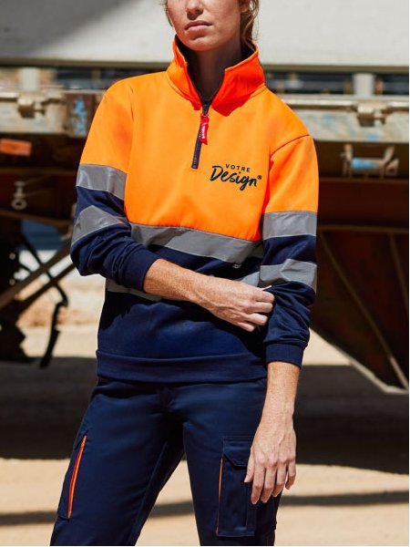 Sweat col zippé haute visibilité porté par une femme Sweat col zippé haute visibilité porté par une femme