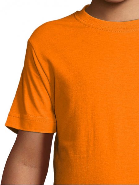 Zoom sur les détails du col et de la manche du t-shirt enfant Regent Kids en coloris orange