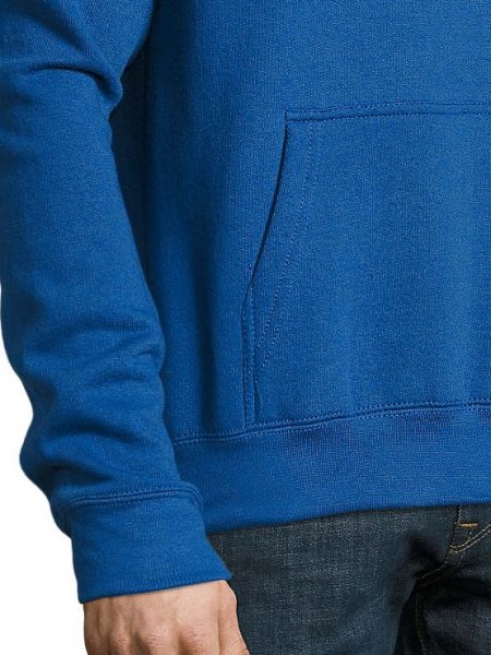 Zoom détails poche, manche et taille sweat Slam en coloris bleu royal Zoom sur les détails de la poche kangourou et du poignet du sweat Slam en coloris bleu royal