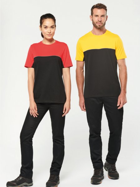 T-shirt WK304 unisexe porté par une femme en coloris Red et par un homme en coloris Yellow