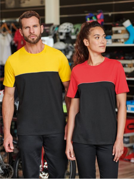 T-shirt WK304 unisexe porté par une femme en coloris Red et par un homme en coloris Yellow