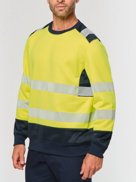 mannequin homme de face portant le Sweat-shirt de sécurité recyclé col rond unisexe personnalisable mannequin homme de face portant le Sweat-shirt de sécurité recyclé col rond unisexe personnalisable