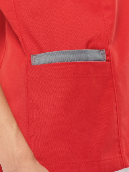 Zoom sur la poche latérale de la blouse WK506 en coloris deep red