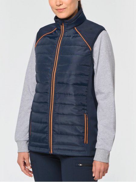 mannequin femme de face portant le Bodywarmer Day To Day bi-matière unisexe personnalisable