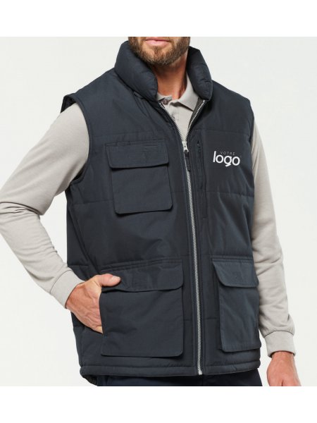 Mannequin homme de face portant le bodywarmer matelassé multipoches WK615 avec simulation de marquage logo sur le cœur Mannequin homme de face portant le bodywarmer matelassé multipoches WK615 avec simulation de marquage logo sur le cœur