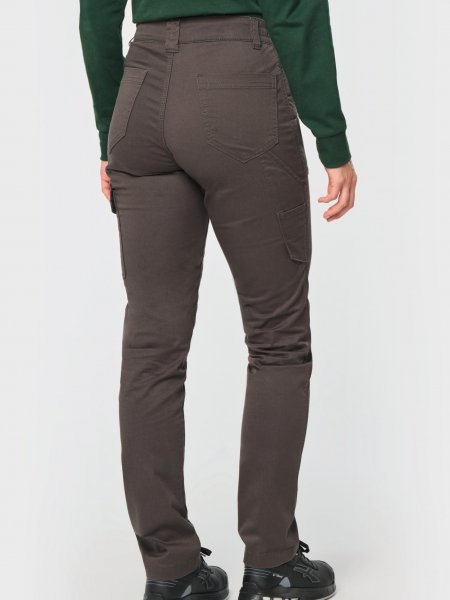 mannequin femme de dos portant le Pantalon stretch coton unisexe personnalisable mannequin femme de dos portant le Pantalon stretch coton unisexe personnalisable