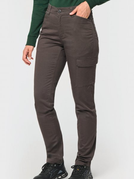 mannequin femme de face portant le Pantalon stretch coton unisexe personnalisable mannequin femme de face portant le Pantalon stretch coton unisexe personnalisable