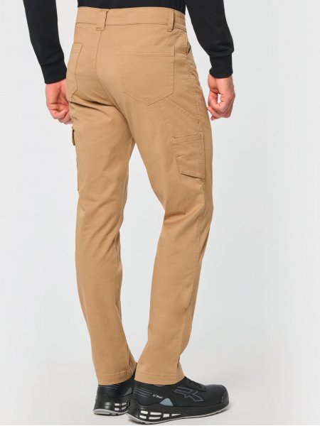 mannequin homme de dos portant le Pantalon stretch coton unisexe personnalisable mannequin homme de dos portant le Pantalon stretch coton unisexe personnalisable