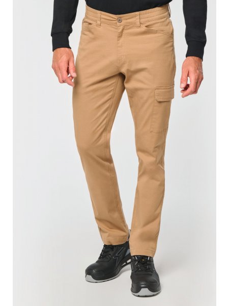 mannequin homme de face portant le Pantalon stretch coton unisexe personnalisable mannequin homme de face portant le Pantalon stretch coton unisexe personnalisable