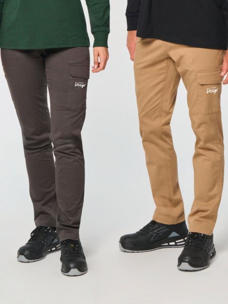 mannequin homme et mannequin femme de face portant le Pantalon stretch coton unisexe personnalisable mannequin homme et mannequin femme de face portant le Pantalon stretch coton unisexe personnalisable