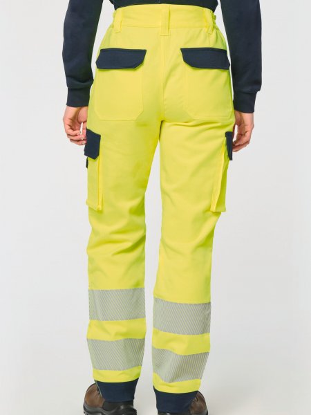 mannequin femme de dos portant le Pantalon de sécurité recyclé multipoches unisexe personnalisable mannequin femme de dos portant le Pantalon de sécurité recyclé multipoches unisexe personnalisable