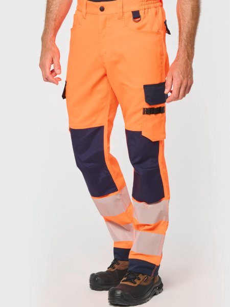 mannequin homme de face portant le Pantalon de sécurité recyclé multipoches unisexe personnalisable mannequin homme de face portant le Pantalon de sécurité recyclé multipoches unisexe personnalisable