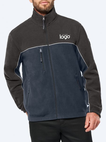 Veste polaire recyclée contrastée WK904 Black / Navy portée, personnalisée avec votre logo brodé à l'épaule Veste polaire recyclée contrastée WK904 Black / Navy portée, personnalisée avec votre logo brodé à l'épaule