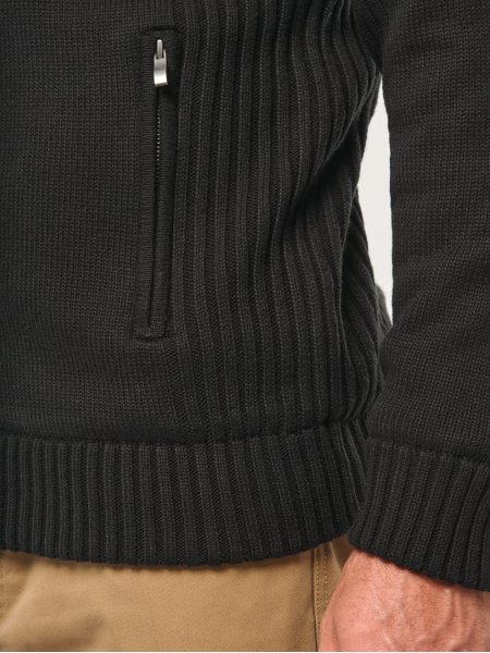 zoom sur la poche du Cardigan doublé polaire homme mannequin homme de face portant le Cardigan doublé polaire homme personnalisable
