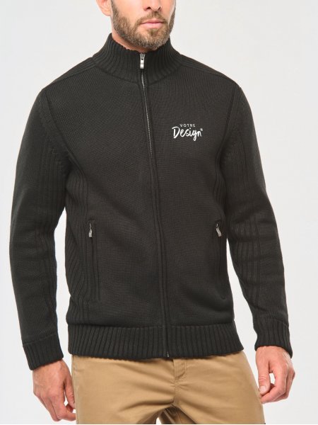 mannequin homme de face portant le Cardigan doublé polaire homme personnalisable