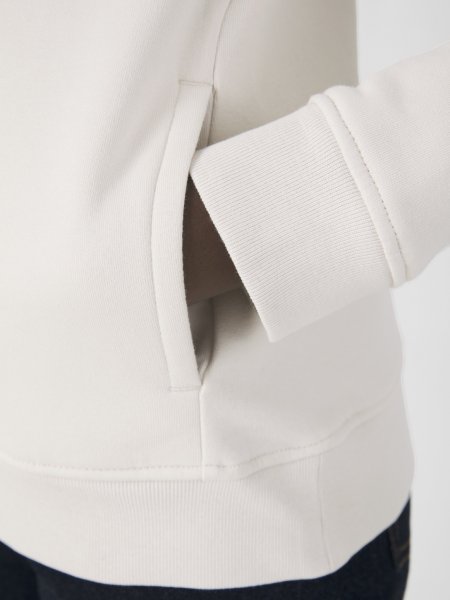 Détails des poches latérales sur le sweat BCW34B en coloris Off White