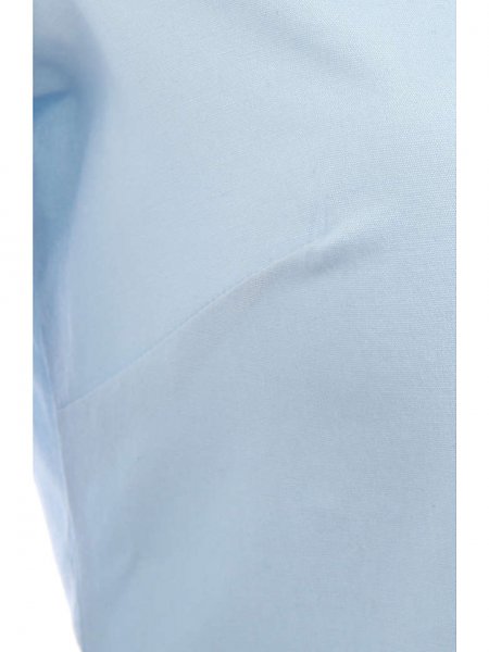 Zoom sur les coutures pinces au niveau de la poitrine sur la chemise Blake Women en coloris Bleu clair
