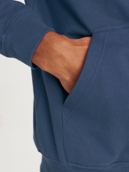 Zoom sur la poche du sweat à capuche JH001 en coloris Air Force Blue