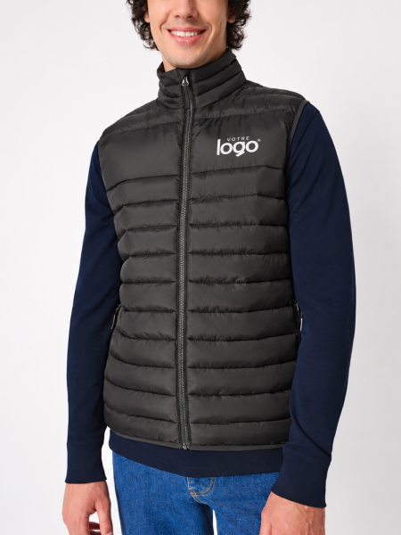 mannequin homme de face portant le Bodywarmer matelassé homme personnalisable mannequin homme de face portant le Bodywarmer matelassé homme personnalisable